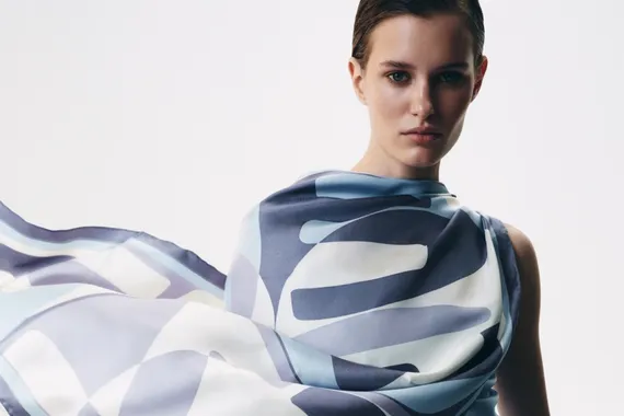 Стильные шелковые платки и универсальные босоножки: чем порадовали бренды на этой неделе