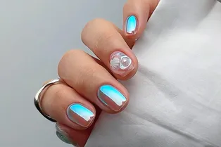 High-Shine Glass Nails — сияющий минималистичный маникюр, который обещает стать самым модным этим летом