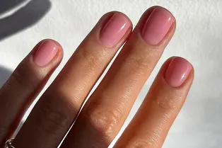 Lip Gloss nails: как выглядит новый нейл-тренд и почему все звезды от него в восторге?