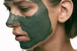 Работают ли домашние маски для лица: 5 самых популярных составов и мнение косметического химика-технолога о них