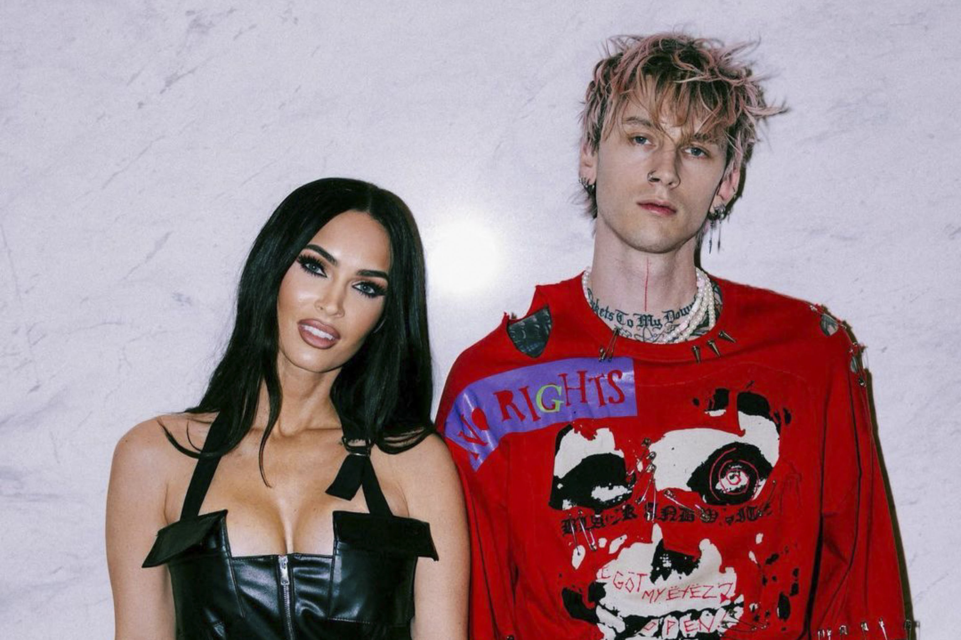 Расстроенных Меган Фокс и Machine Gun Kelly запечатлели вместе после слухов  о разрыве