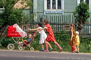 Девочки в СССР носили только очень короткие платья — и вот почему