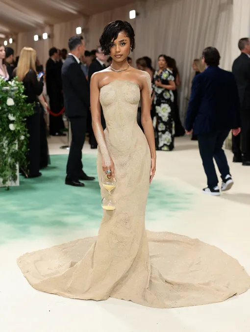 певица Tyla в платье «из песка» на Met Gala