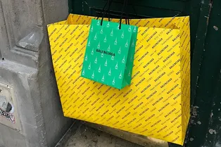 Что дальше? Balenciaga будут продавать «поношенную» сумку за 345 тысяч рублей