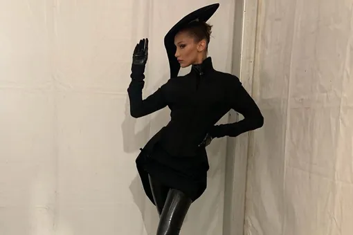 «Я в раю»: Белла Хадид позировала в винтажном наряде Thierry Mugler