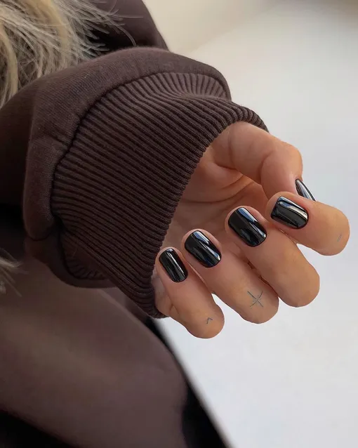 BlackBerry nails— самый модный маникюр осени-2024, который стоит повторить каждой