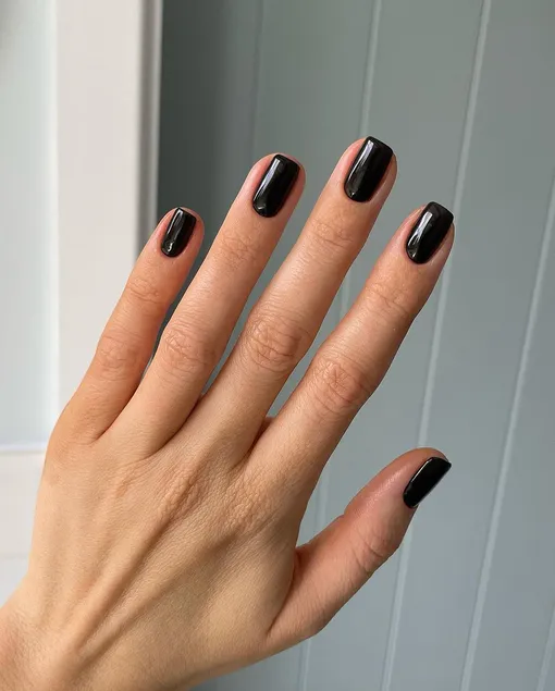 BlackBerry nails — тренд осени 2024