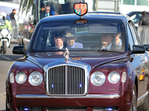 Елизаветы II в Bentley State Limousine