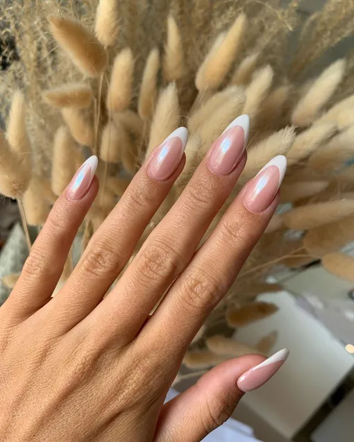 High-Shine Glass Nails — сияющий минималистичный маникюр