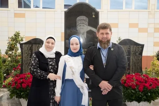 Табарик Кадырова с родителями на школьном выпускном