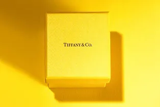 Прощай, «цвет Тиффани»? Tiffany & Co. стали продавать бриллианты в желтых коробочках вместо голубых