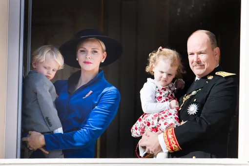 Княгиня Монако Шарлен и Князь Монако Альберт II с детьми