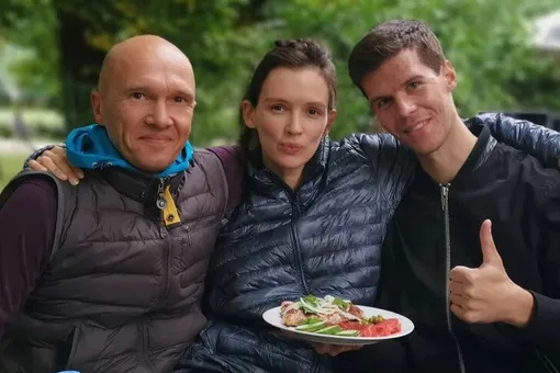 Паулина Андреева с отцом и братом